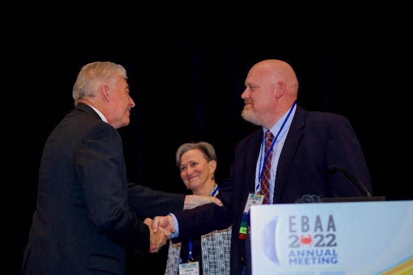 Eric Meinecke shaking hands with EBAA’s President & CEO, Kevin Corcoran